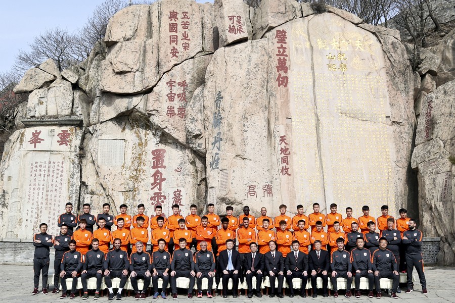 图集:拍摄全家福,鲁能将士登泰山祈福 - 足球第