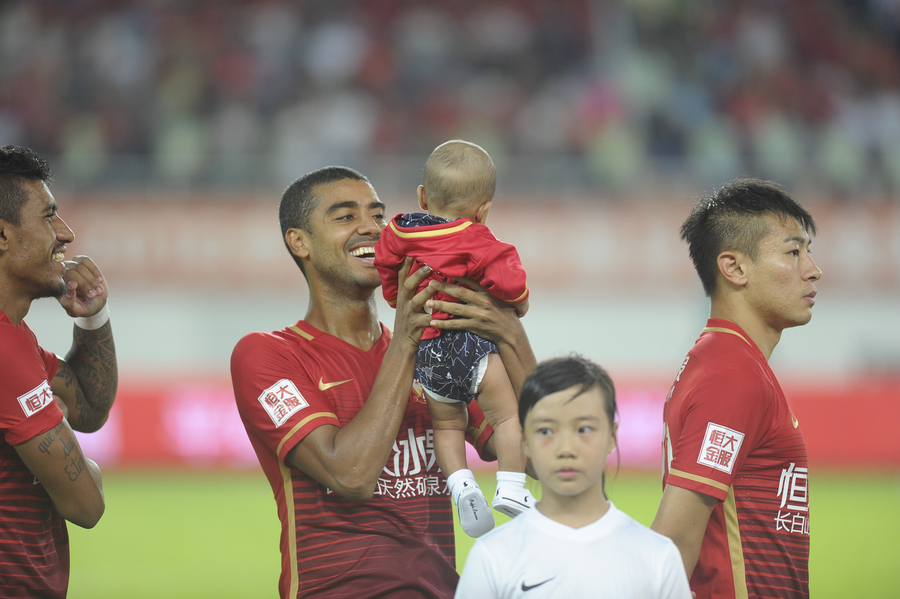 图集:萌娃组队抢镜中超,阿兰场边爱吻妻子 - 足