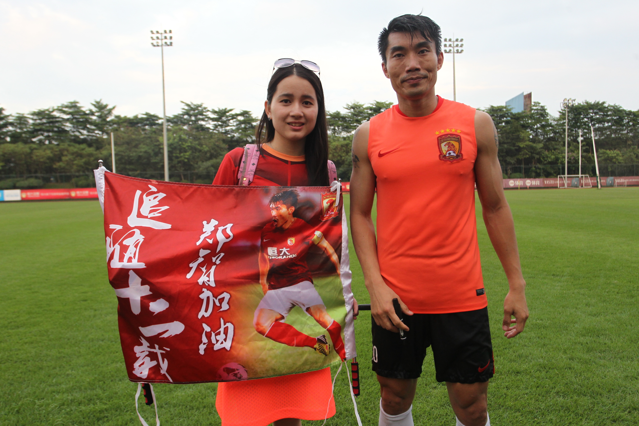 女球迷采访:喜欢郑智的前女足队员巴佳 - 足球