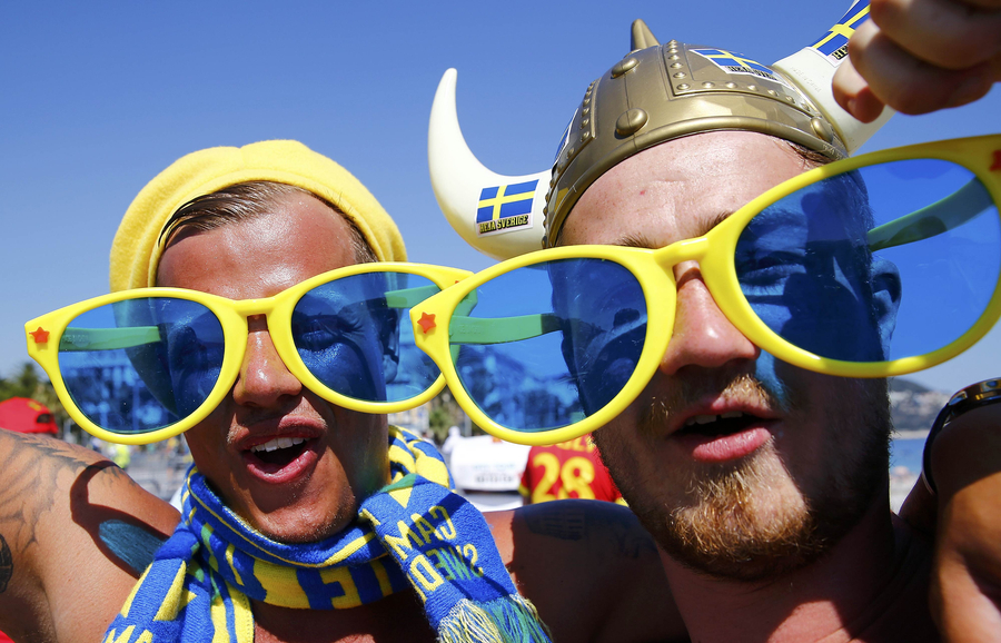 图集:大战在即!比利时男球迷场外撩瑞典女球迷