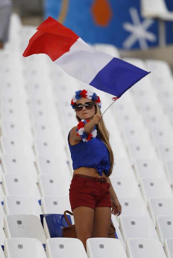 图集:德国Vs法国,美女球迷场边秀撩人身姿 - 足