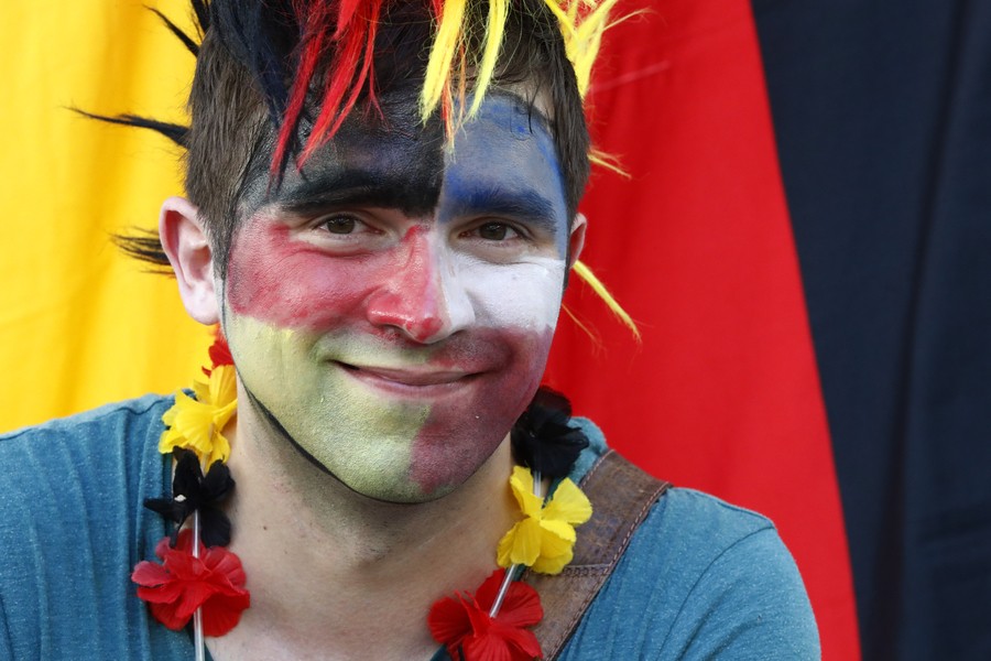 图集:德国Vs法国,美女球迷场边秀撩人身姿 - 足