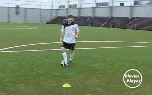 足球技巧:足球实用基础技巧之跨步重心变向过人