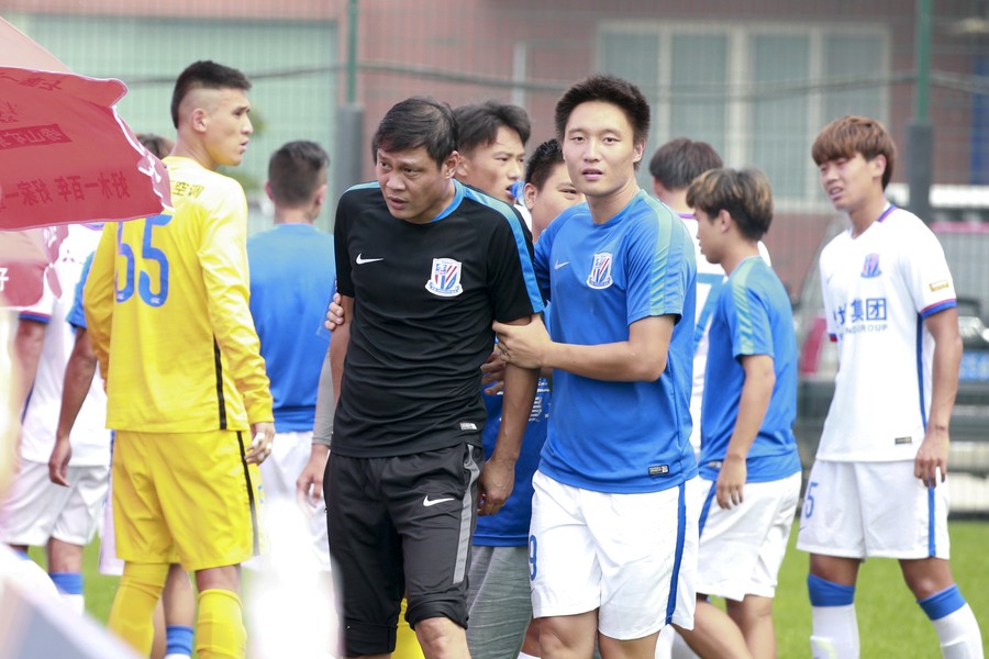 图集:预备队永昌vs申花,范志毅与永昌球迷起冲