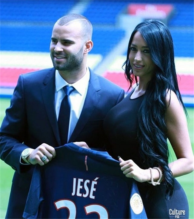 球色怡人:巴黎圣日耳曼球员赫塞的女友奥拉 - 