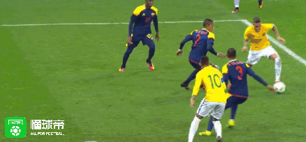 道格拉斯-桑托斯左路将球横传,内马尔禁区前稍作调整后来一脚远射,打