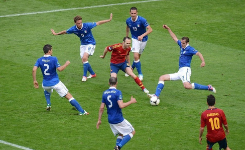 2012年欧洲杯,西班牙vs意大利(红衣为西班牙)