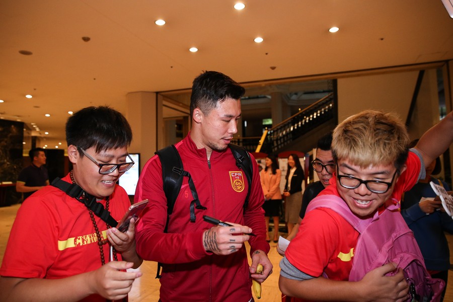 图集:中国队前往球场训练,球迷酒店等候签名 -