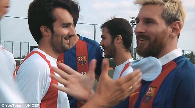 宣传正能量,巴萨与盲人足球队一起踢球 - 足球