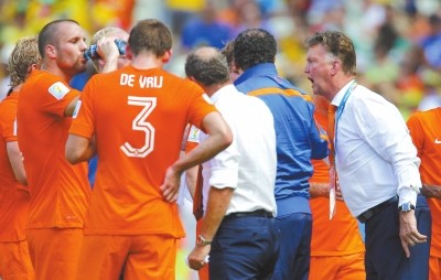 足球运动中小腿抽筋的简单介绍与处理 - 足球视