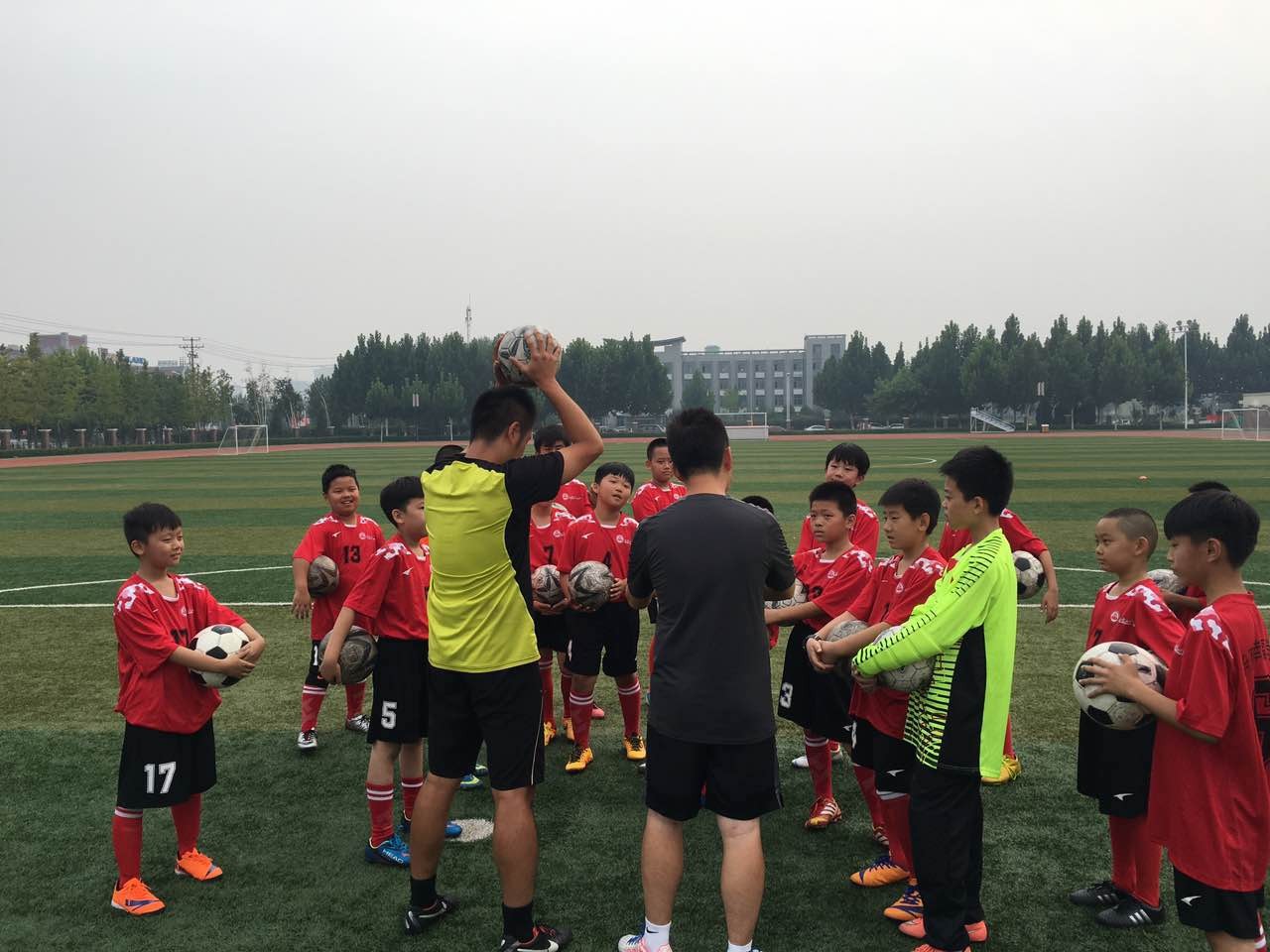 日本青训教练进校园 让孩子享受快乐足球 - 足