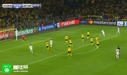 本泽马传中,c罗越位头球破门被吹无效!