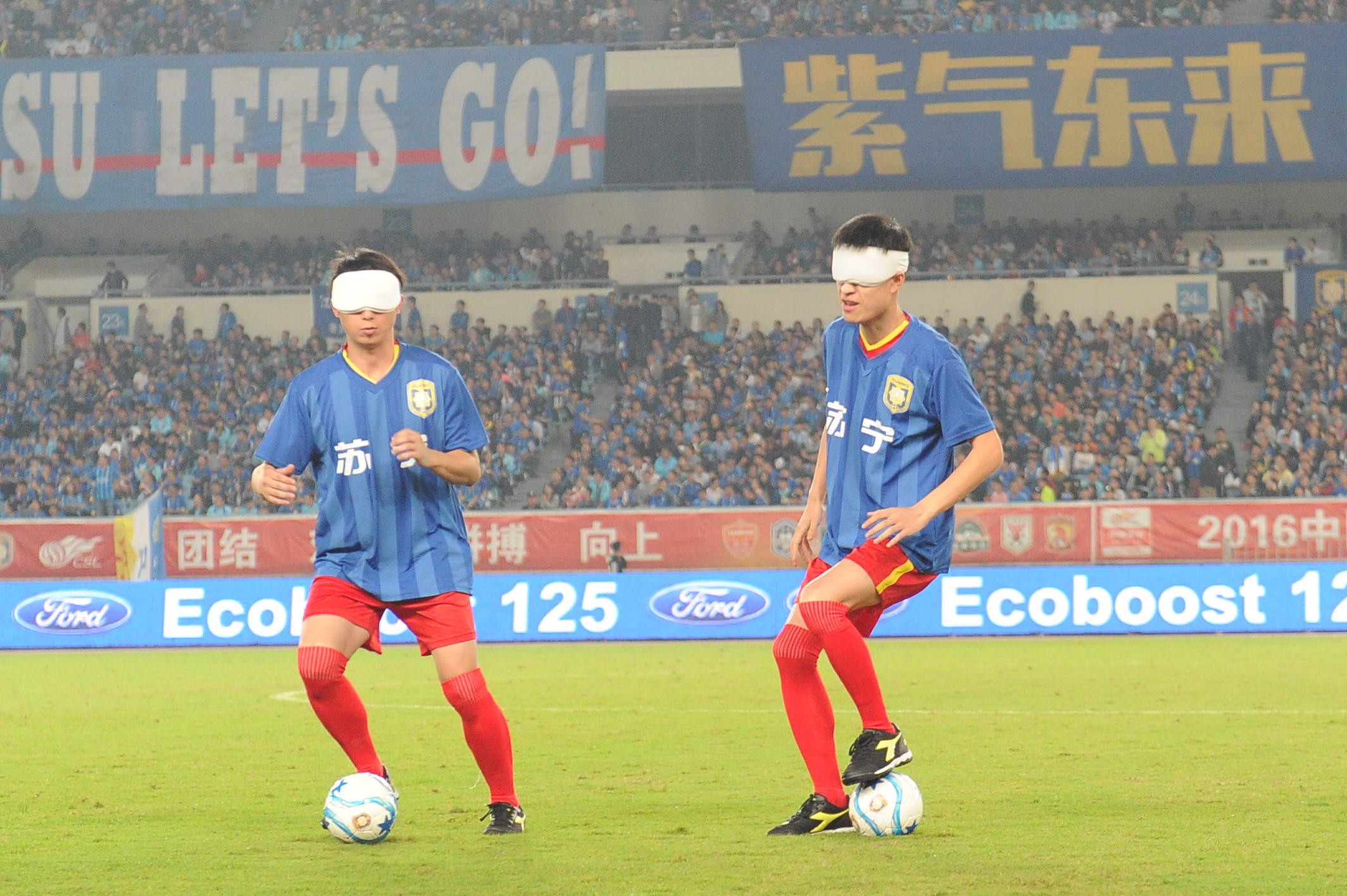 国际盲人日:苏宁邀请盲人足球员现场听球 - 足