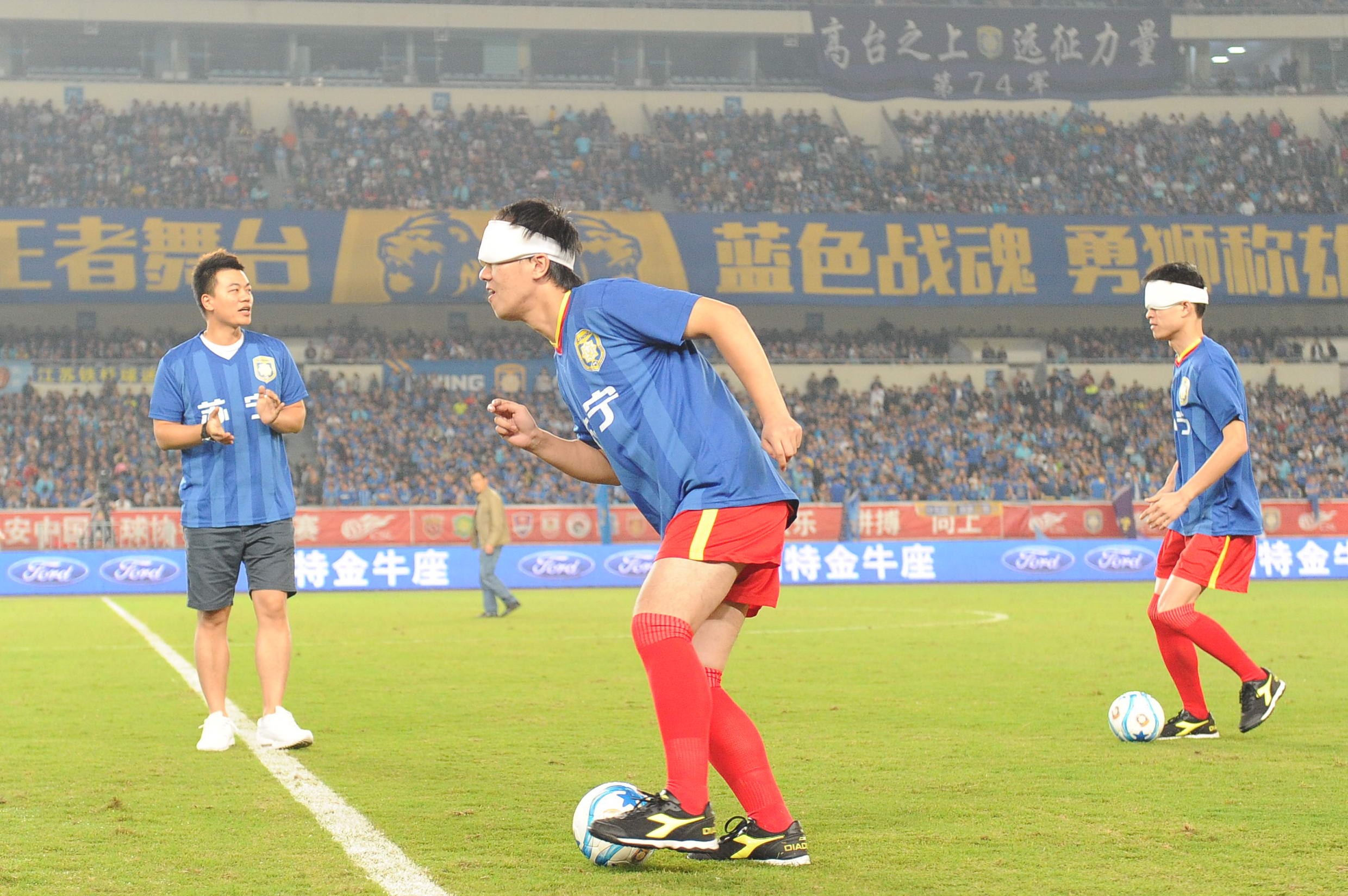 国际盲人日:苏宁邀请盲人足球员现场听球 - 足