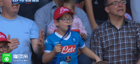 足球的魅力,那不勒斯小球迷全情投入看比赛