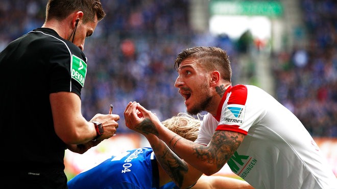 奥堡后卫:我不是故意踢伤恩博洛的,我冲着球去