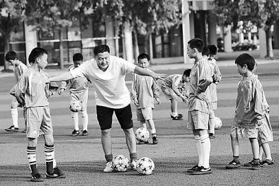 广州足球已重回巅峰,成都足球何时涅盘重生?