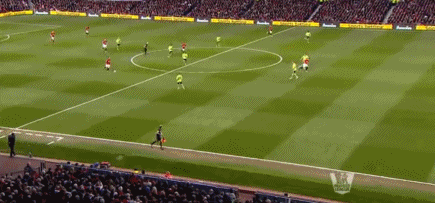 范佩西在禁区外迎球凌空抽射,皮球越过阿斯顿维拉门将古赞,贴着球门的