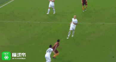 给到前插的沙拉维,后者这次面对门将选择推射远角,罗马2-1反超了比分