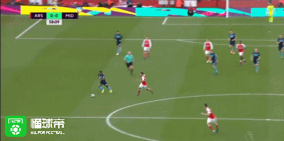 特拉奥雷长途奔袭后打门,切赫将球碰出底线 -