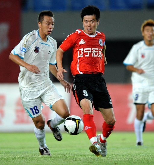 中超现役球员带队点燃沪宁德比,他的对手是申