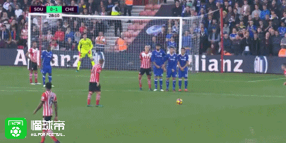 比赛开始27分钟,塔迪奇的定位球直接攻门被库尔图瓦侧身扑出底线.