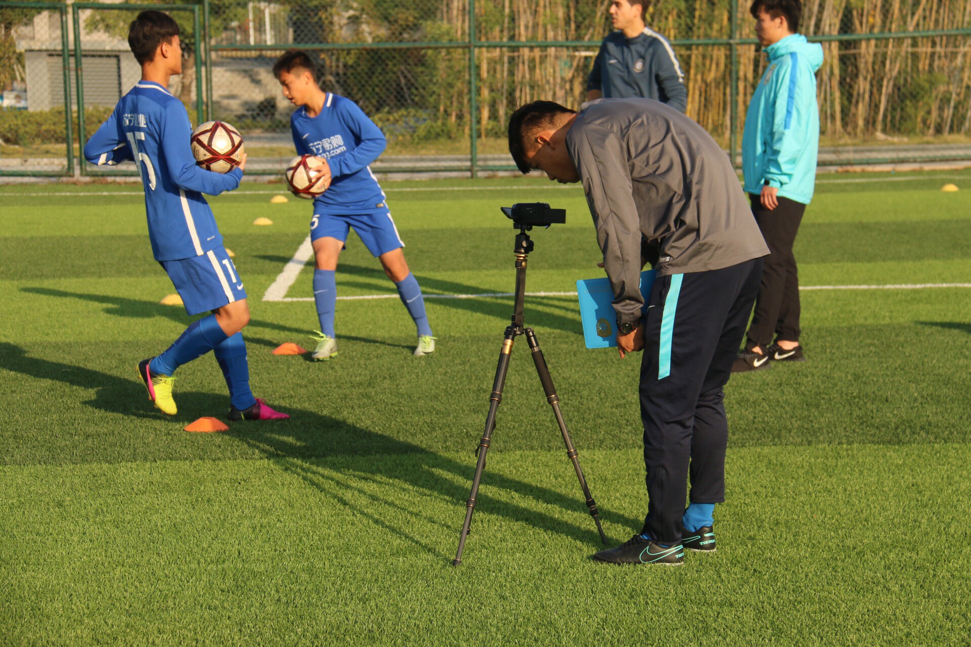 国米青训教练开始带领苏宁U15训练 强调快乐
