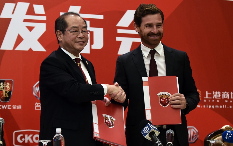 图集:博阿斯出任上港主教练,发布会现场展示球