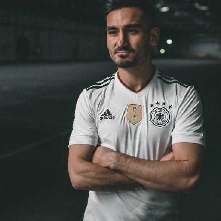 致敬传奇,德国队发布新款球衣 - 足球第一门户