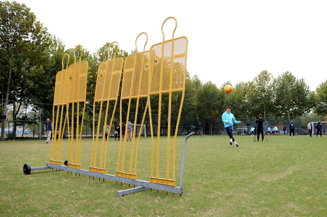 记者节苏宁队员同记者同场PK 特谢拉网式足球