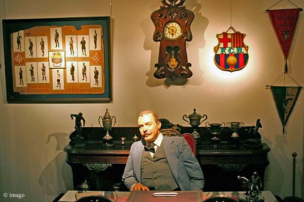 巴萨队服为啥是红蓝色?百年前王室支持皇马,巴