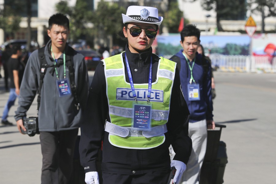 图集:大批安保人员现身拓东体育场,女警察威风
