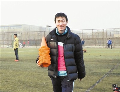 学习归来,王新欣要考教练员证 - 足球第一门户