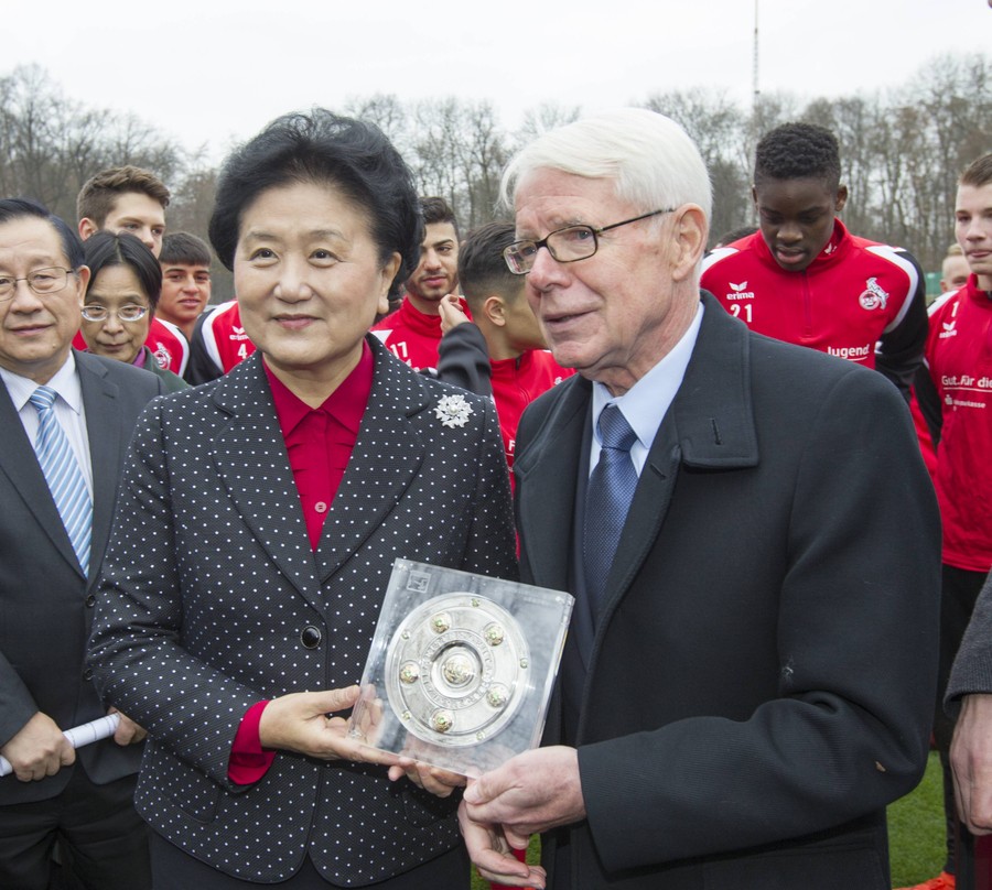 图集:刘延东造访科隆俱乐部,与青年队队员互动