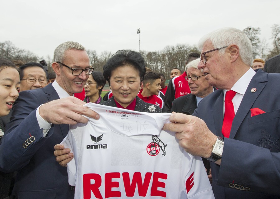 图集:刘延东造访科隆俱乐部,与青年队队员互动