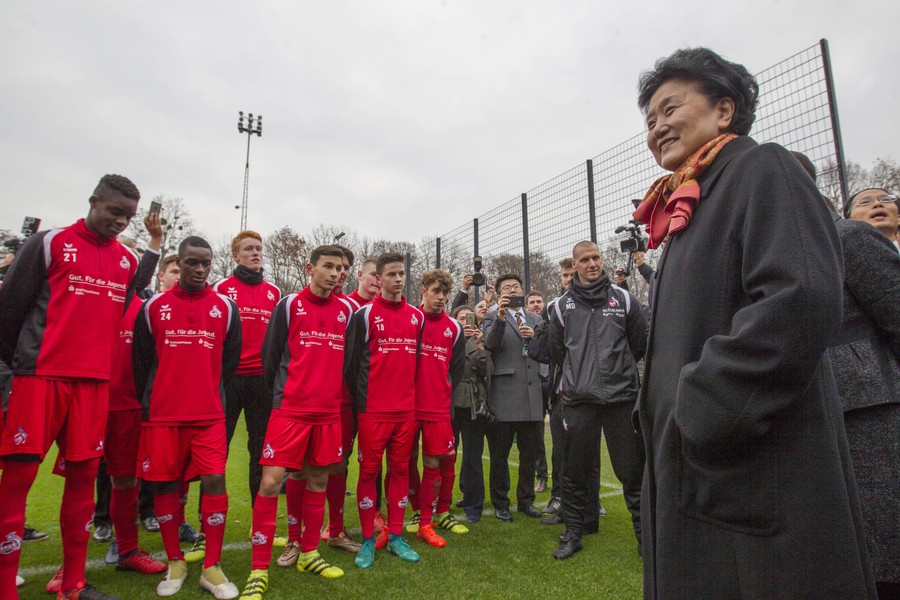 图集:刘延东造访科隆俱乐部,与青年队队员互动