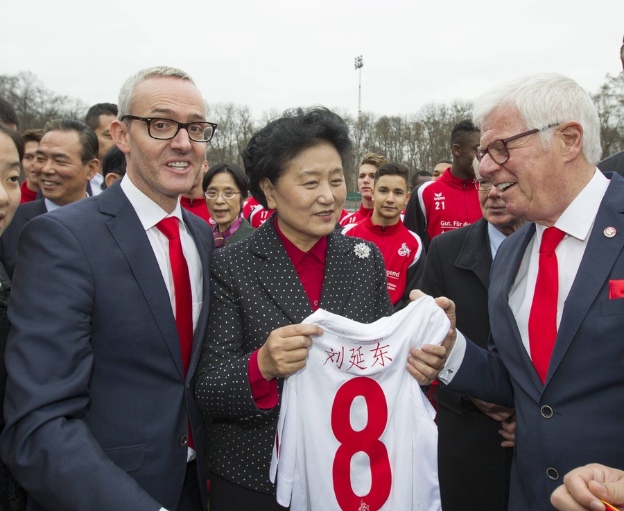 图集:刘延东造访科隆俱乐部,与青年队队员互动