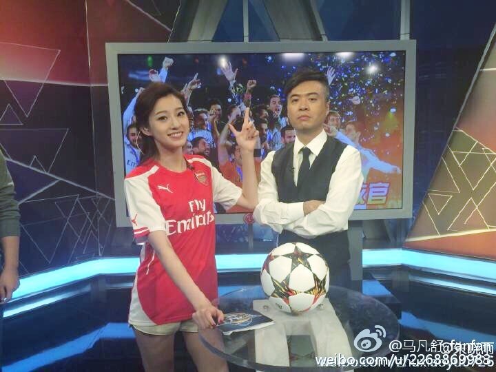 红短裙搭配红高跟,昨晚天足女主播马凡舒简直