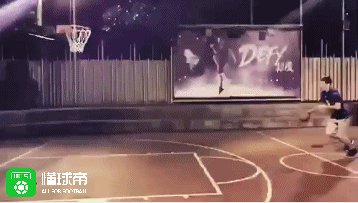 今天,在王大雷个人社交媒体的动图中,他从罚球线起跳,经过空中滑翔