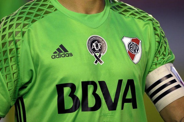 念沙佩空难死难者,河床推出特别版绿色球衣 - 