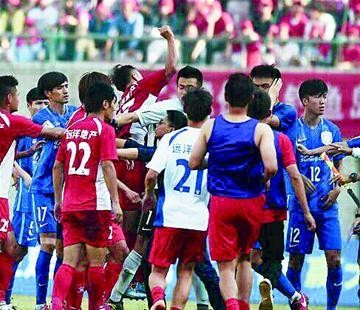 中国足协对业余足球连开7张罚单,瞄准球场暴力