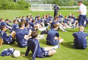 英国大学生足球是什么样的?中国球员将约战伦