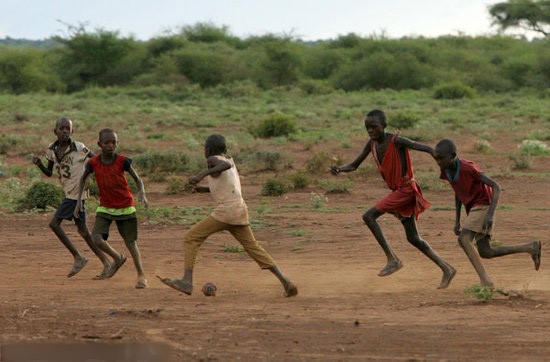 中国大学生前往肯尼亚,组织贫民窟足球联赛 - 