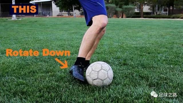 掌握这八点助你踢出完美长传球 - 足球视频|足球
