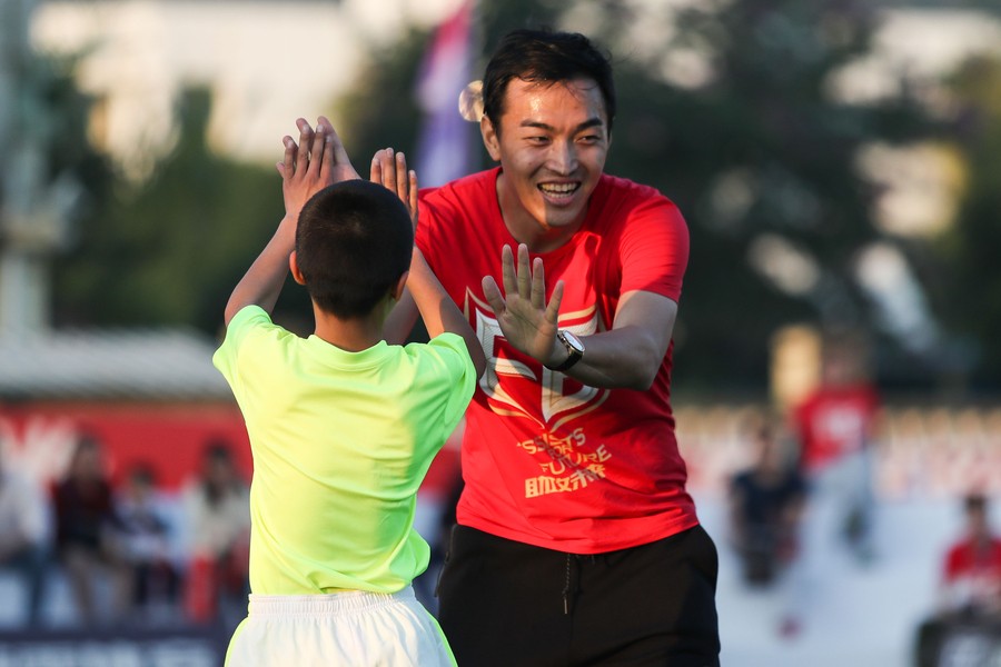 图集:冯潇霆组织公益足球赛,亲自上阵指导孩子