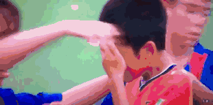 他在通道内被梅西抱起,并作为梅西的球童入场,为比赛摆球,也随巴萨