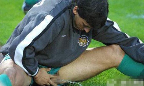 球场内急怎么办?先别慌 其实这些大咖都是在场内解决的 - 足球视频|足球视频集锦|懂球帝