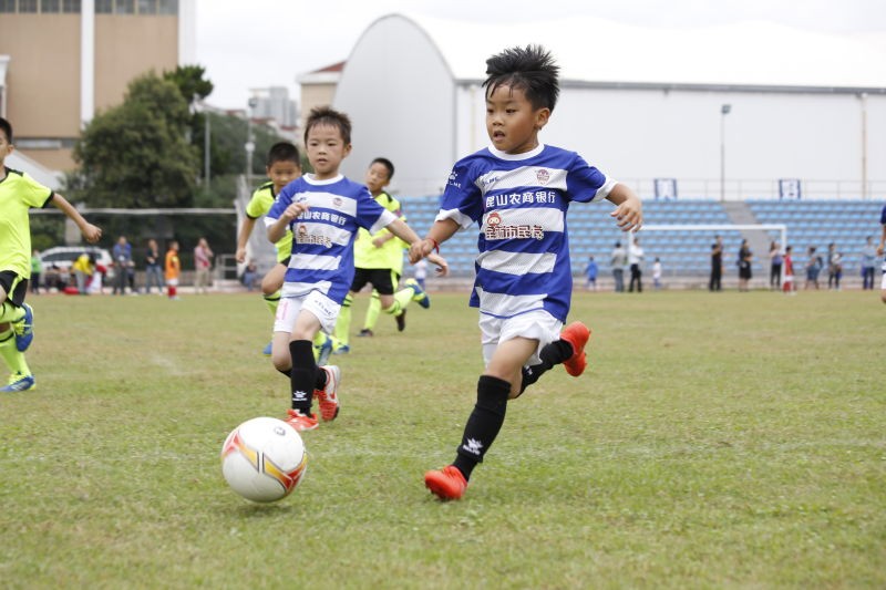 4个方法帮助你快速提高孩子的足球基本技术 -