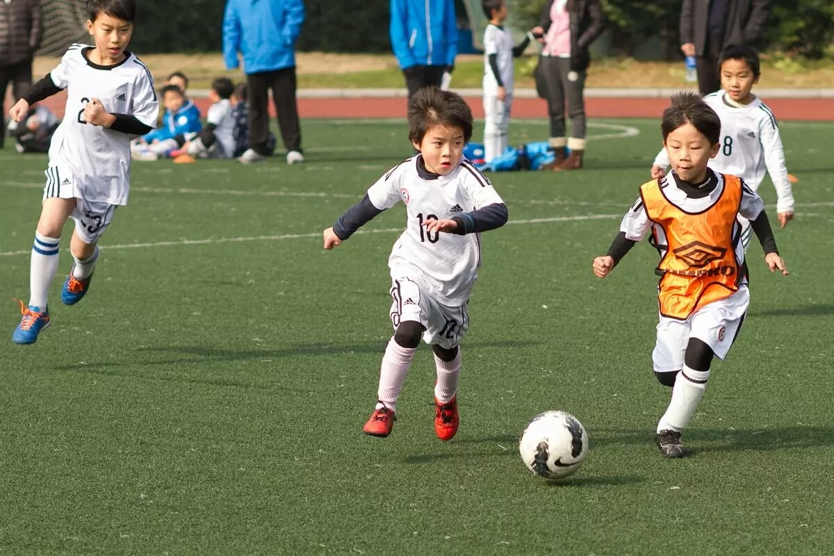 4个方法帮助你快速提高孩子的足球基本技术 -