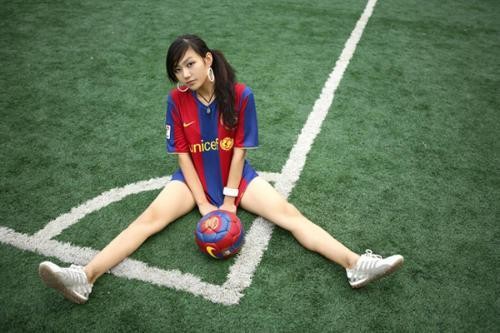 喜欢足球的女生谁不爱!你喜欢哪一个美女? - 足